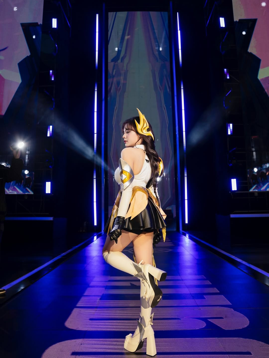 Trên trang cá nhân, Phương Thảo cũng chia sẻ niềm hạnh phúc khi được khoác lên mình "bộ cánh nữ tướng" này và tiếp lửa cho các "chiến binh" thực thụ trên sân khấu. (Ảnh: IGNV)