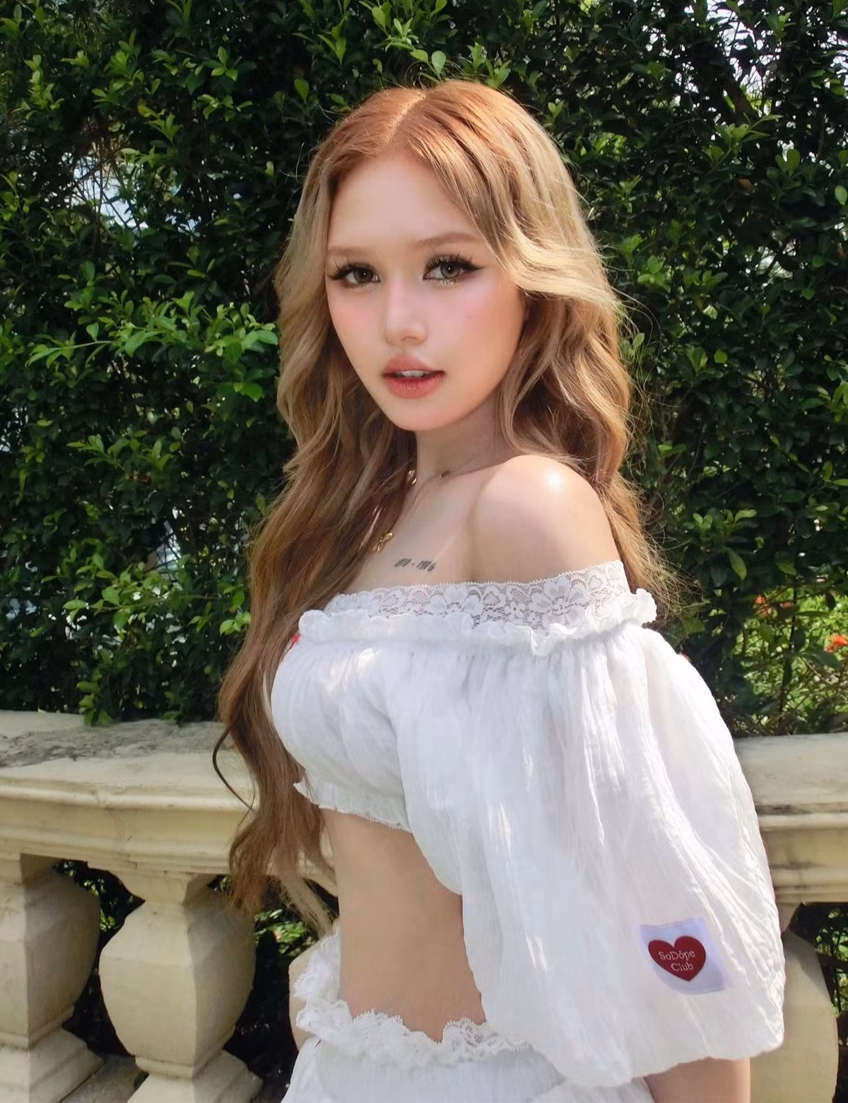 Hạnh phúc bên tình mới, Xoài Non cũng thoải mái hơn trong cách ăn mặc. Cô xuất hiện với phong cách thời trang cá tính hơn hẳn, không còn là cô vợ đáng yêu, "bánh bèo" mà thay vào đó là những outfit khoe khéo vóc dáng quyến rũ.