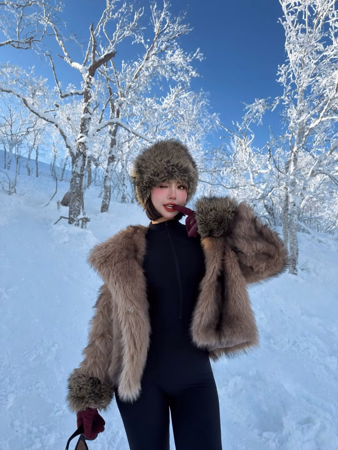 Với đôi môi đỏ mọng quyến rũ và lớp trang điểm má hồng nhẹ nhàng, hot girl gốc Hà Thành không chỉ nổi bật giữa phông nền trắng xóa mà còn toát lên thần thái lạnh lùng, cuốn hút. (Ảnh: IGNV)