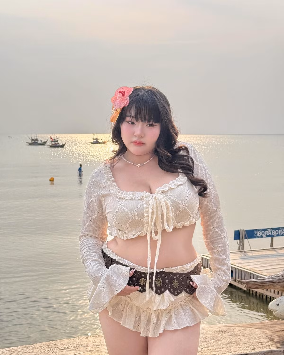 Những hình ảnh của nàng "hot girl ngoại cỡ" hiện được chia sẻ rầm rộ trên các diễn đàn mạng, giúp cô nàng thu về thêm lượng lớn người theo dõi.