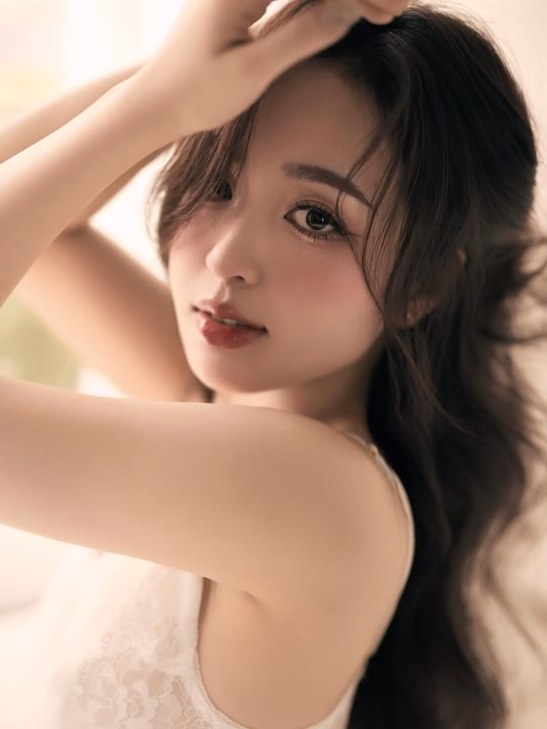 Ánh sáng tự nhiên từ khung cửa sổ càng làm tôn lên vẻ đẹp trong trẻo, mong manh, khiến người xem không khỏi xao xuyến. (Ảnh: IGNV)