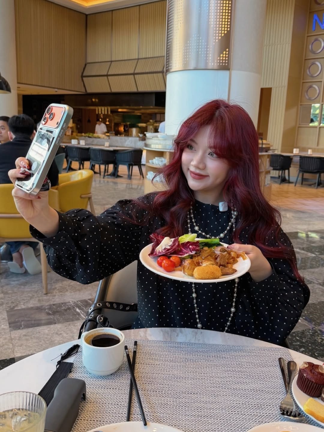 Cô nàng đã khéo léo kết hợp trang phục với tông màu đen trắng cơ bản nhưng không kém phần thời thượng gồm thiết kế áo phồng, tay dài, với họa tiết chấm bi trắng tạo nên sự trẻ trung, cổ điển. Kết hợp với đó là chân váy ngắn xếp ly màu trắng mang lại cảm giác nhẹ nhàng, nữ tính, tương phản hoàn hảo với chiếc áo. (Ảnh: IGNV)