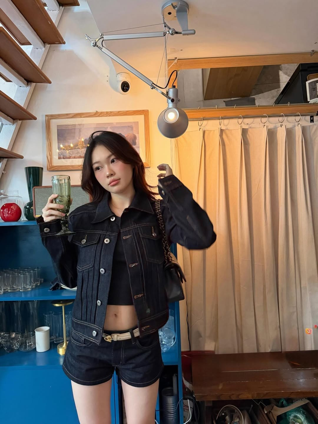 Diện áo khoác denim dáng crop top và quần shorts denim cạp thấp, Ly Phạm khéo léo khoe trọn vòng eo thon gọn và đôi chân dài không tì vết. (Ảnh: IGNV)
