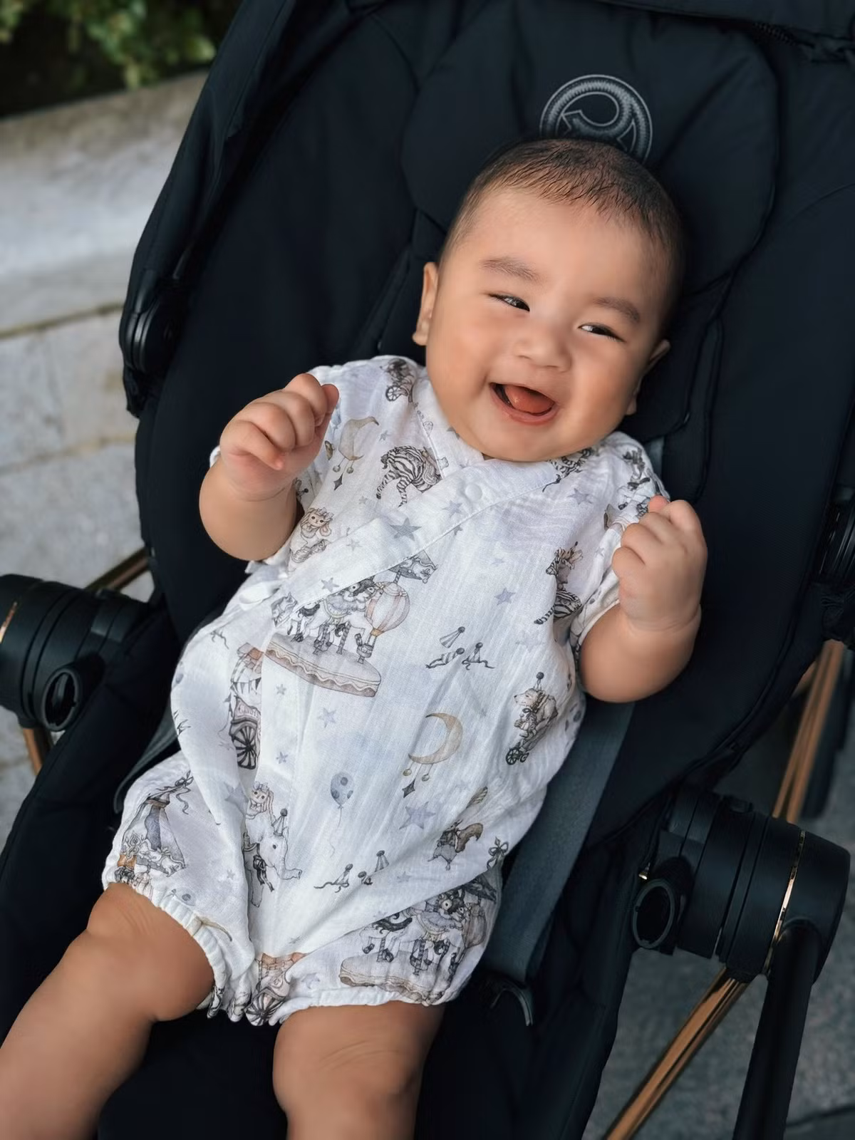 Nữ MC không giấu được sự tự hào khi kể về con trai: "Em mang đến cho mẹ thật nhiều cảm xúc của những lần đầu tiên, hơn hết mẹ biết em là một em bé ngoan và hiểu chuyện. Hợp tác với mẹ từ lịch sinh hoạt, ăn ngủ đúng giờ, loại sữa mẹ chọn, đi dạo, đi bơi." (Ảnh: FBNV)