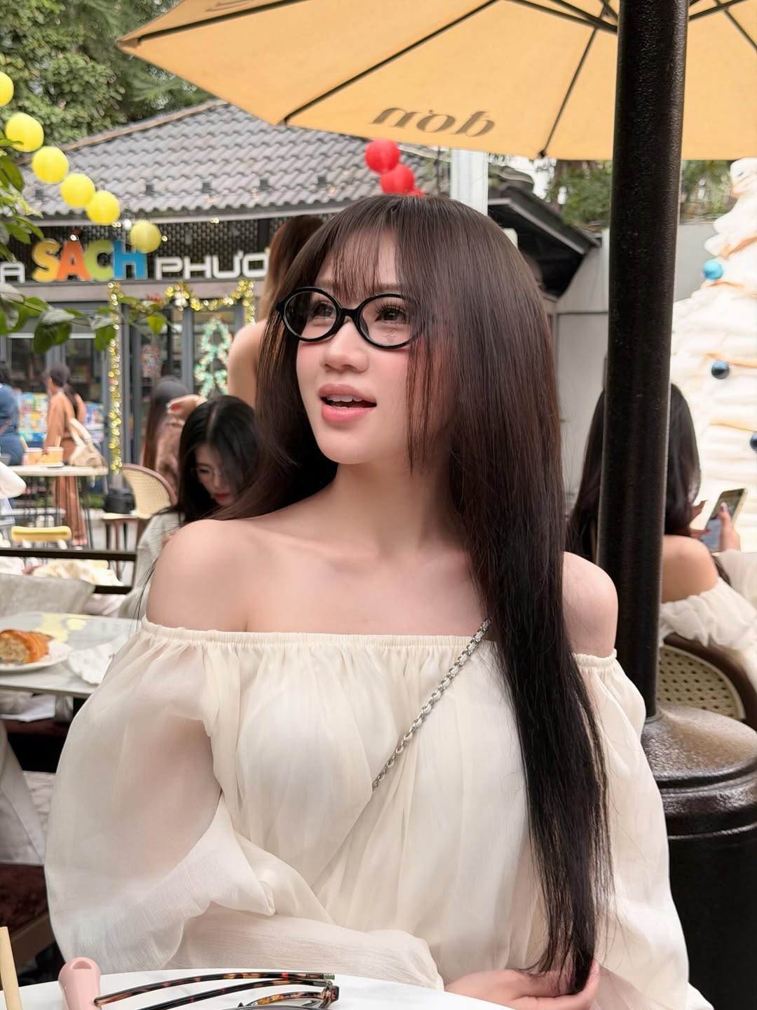 Áo trễ vai bồng bềnh, nữ tính được "hạ nhiệt" bằng sự khỏe khoắn của quần jeans, tạo nên một set đồ vừa điệu đà, vừa thoải mái, phù hợp cho nhiều hoạt động từ dạo phố, đi cà phê đến gặp gỡ bạn bè. (Ảnh IGNV)