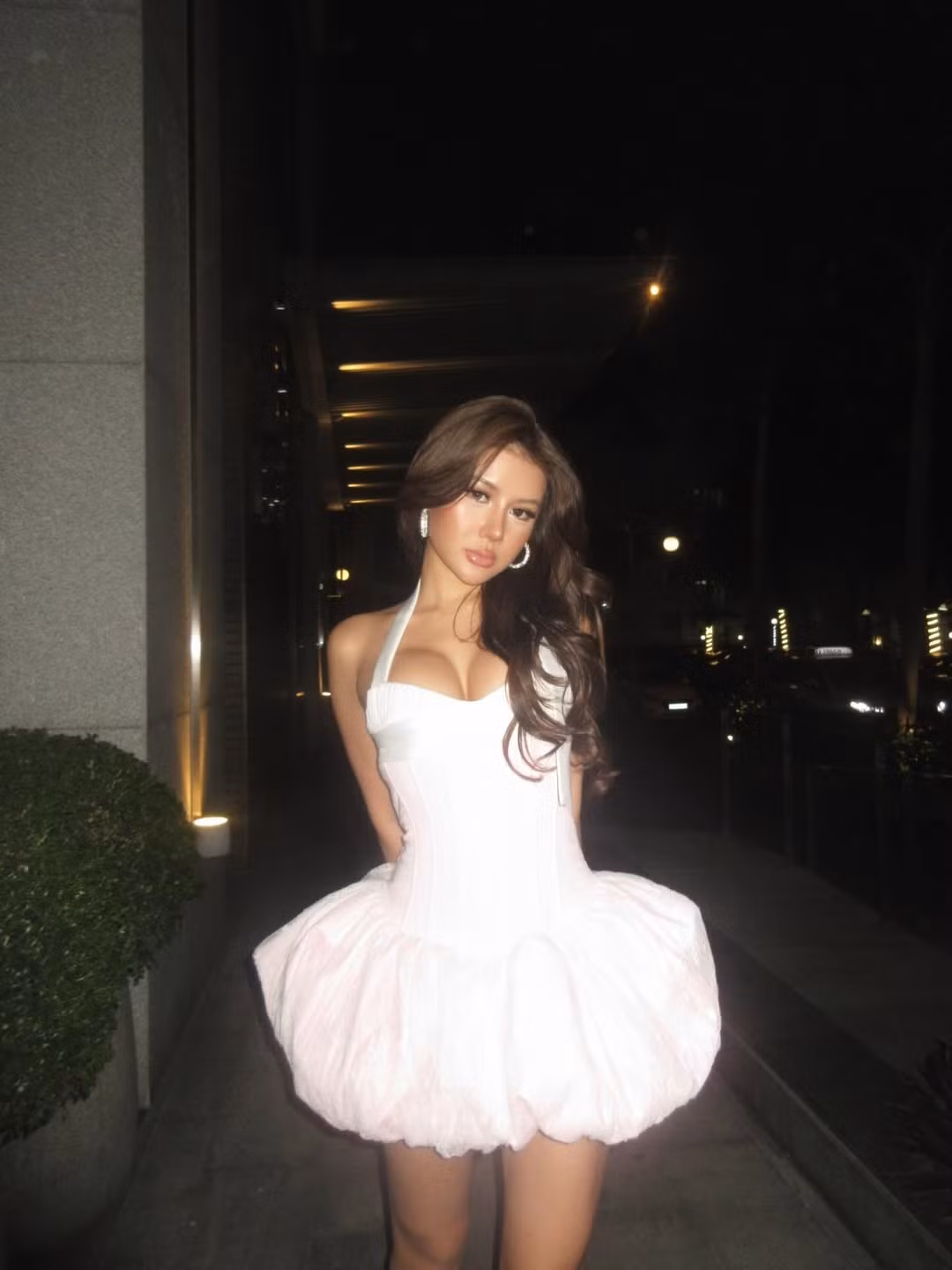 Từng vướng nhiều tranh cãi về sự khác biệt giữa nhan sắc "trên mạng" và ngoài đời, Xuân Ca thời gian gần đây được nhận xét ngày càng thăng hạng về cả sắc vóc lẫn phong cách thời trang. (Ảnh: IGNV)