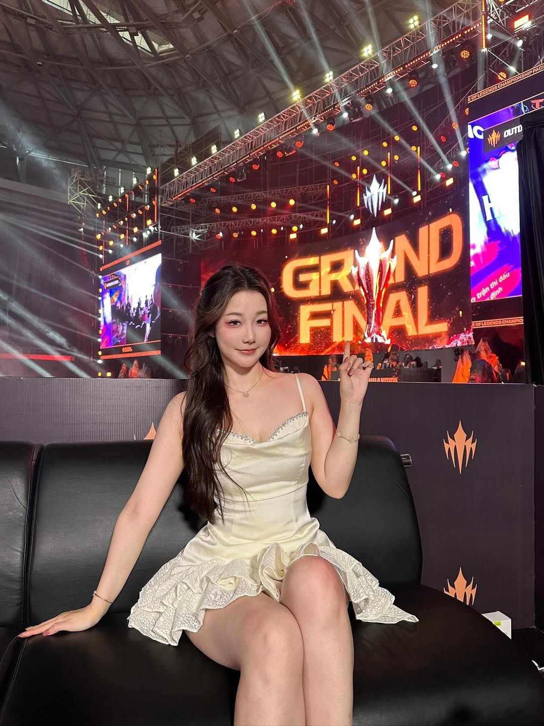 Athena "Kitty" Jiang - nữ Caster LPL tài năng nổi bật với chiếc váy trắng tinh khôi, tôn lên vẻ đẹp ngọt ngào và cuốn hút.