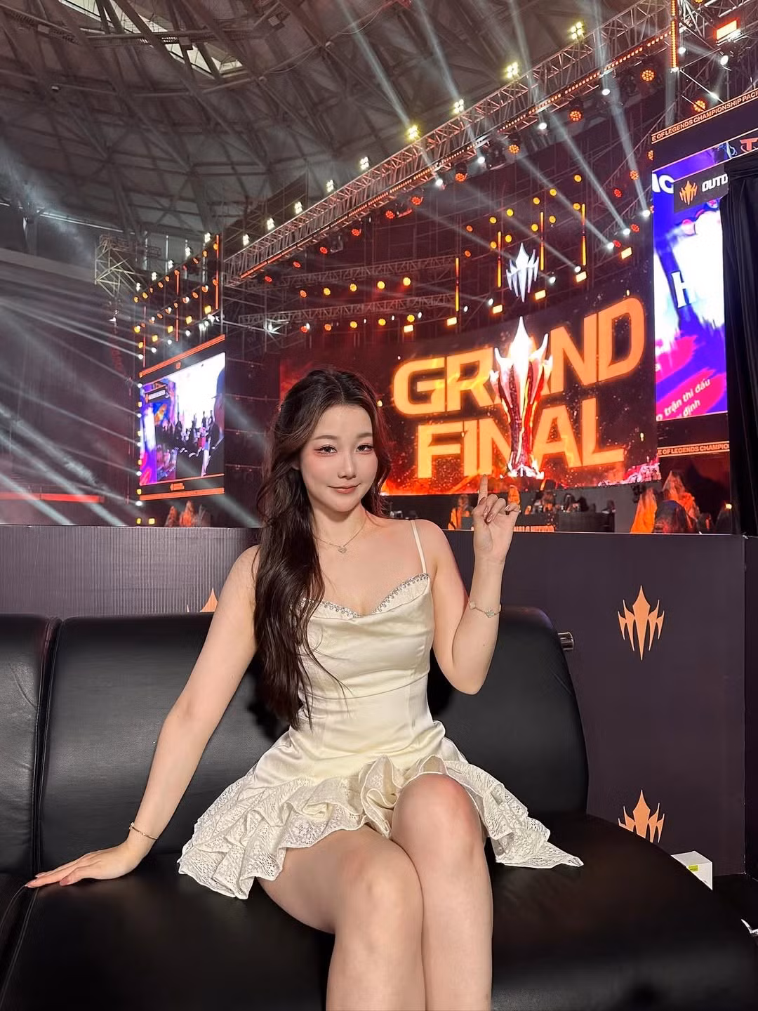 Athena "Kitty" Jiang - nữ Caster LPL tài năng nổi bật với chiếc váy trắng tinh khôi, tôn lên vẻ đẹp ngọt ngào và cuốn hút.