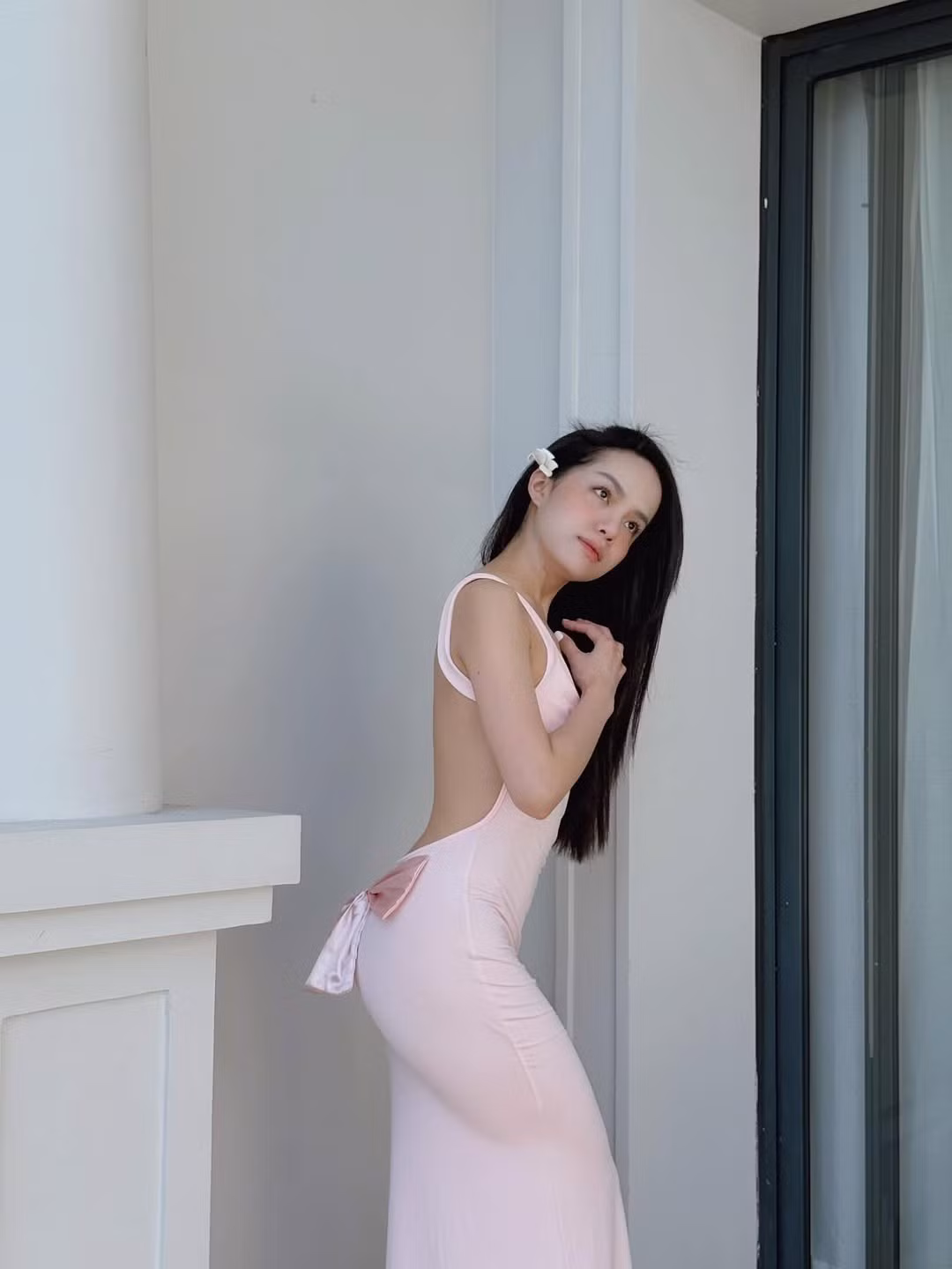 Thiện Mỹ lựa chọn chiếc váy ôm sát cơ thể, với thiết kế hai dây đơn giản nhưng điểm nhấn chính là phần lưng khoét sâu táo bạo. Chi tiết này không chỉ giúp cô khoe trọn vẹn bờ vai thanh mảnh và tấm lưng mịn màng không tì vết, mà còn tạo nên vẻ đẹp vừa gợi cảm vừa tinh tế. (Ảnh: @myphan99)