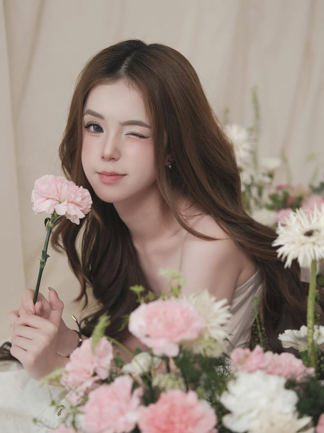 Là một trong những gương mặt tiêu biểu của hội con nhà giàu Việt, Gia Linh thường xuyên xuất hiện với những món đồ hiệu đắt đỏ. Cô từng gây chú ý khi chia sẻ về những món quà giá trị từ gia đình như túi Louis Vuitton hay các chuyến du lịch nghỉ dưỡng cao cấp. (Ảnh: IGNV)