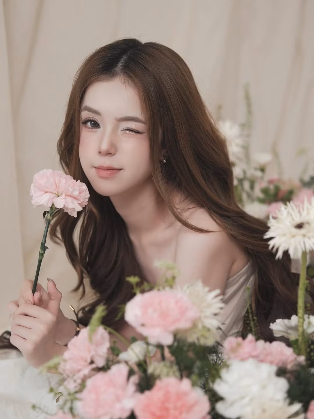 Là một trong những gương mặt tiêu biểu của hội con nhà giàu Việt, Gia Linh thường xuyên xuất hiện với những món đồ hiệu đắt đỏ. Cô từng gây chú ý khi chia sẻ về những món quà giá trị từ gia đình như túi Louis Vuitton hay các chuyến du lịch nghỉ dưỡng cao cấp. (Ảnh: IGNV)