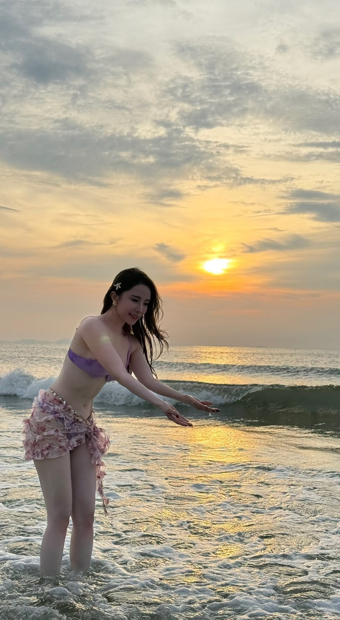 Trong loạt ảnh, nữ diễn viên diện một bộ bikini màu tím pastel nhẹ nhàng nhưng không kém phần gợi cảm.