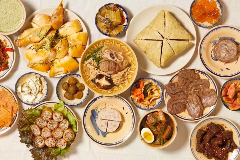 Những món ăn đặc trưng trong mâm cỗ Tết Việt Nam tại quán Bánh Anh Em. Ảnh: Nhu Ton.