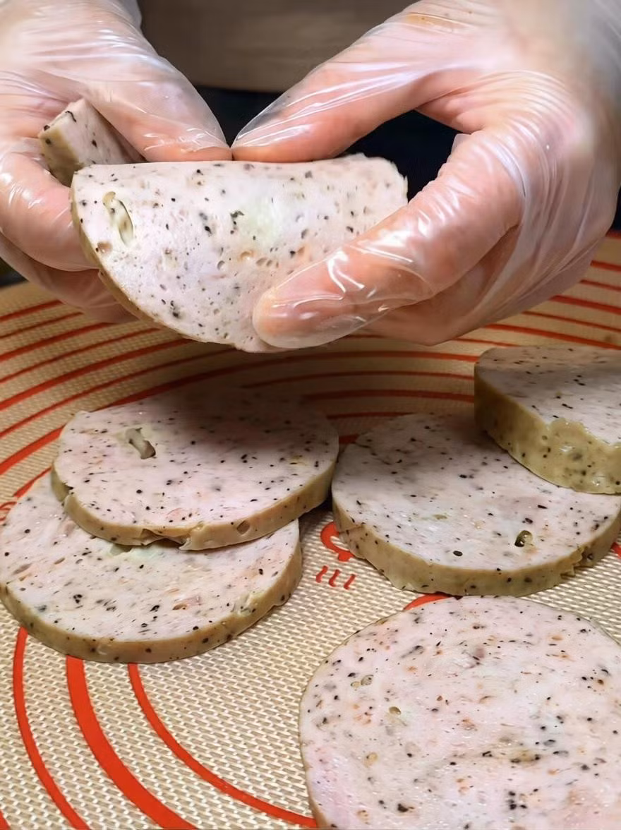 Chả và bánh chưng Tết tại quán được chế biến từ gần cuối tháng Chạp. Ảnh: @banh.anhem.