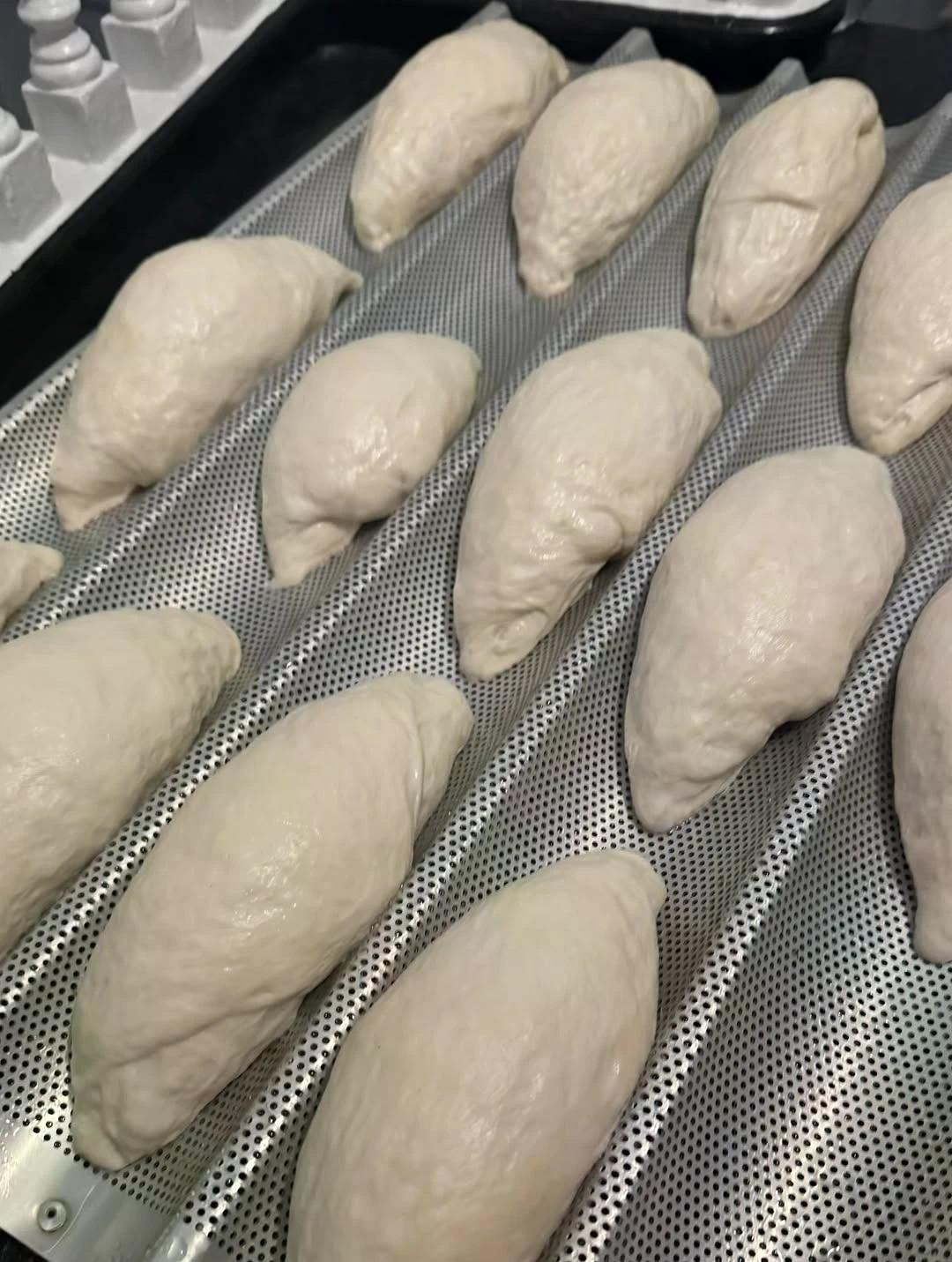 Bánh mì được ủ chậm, phần nhân cũng do quán tự chế biến. Ảnh: @banh.anhem.