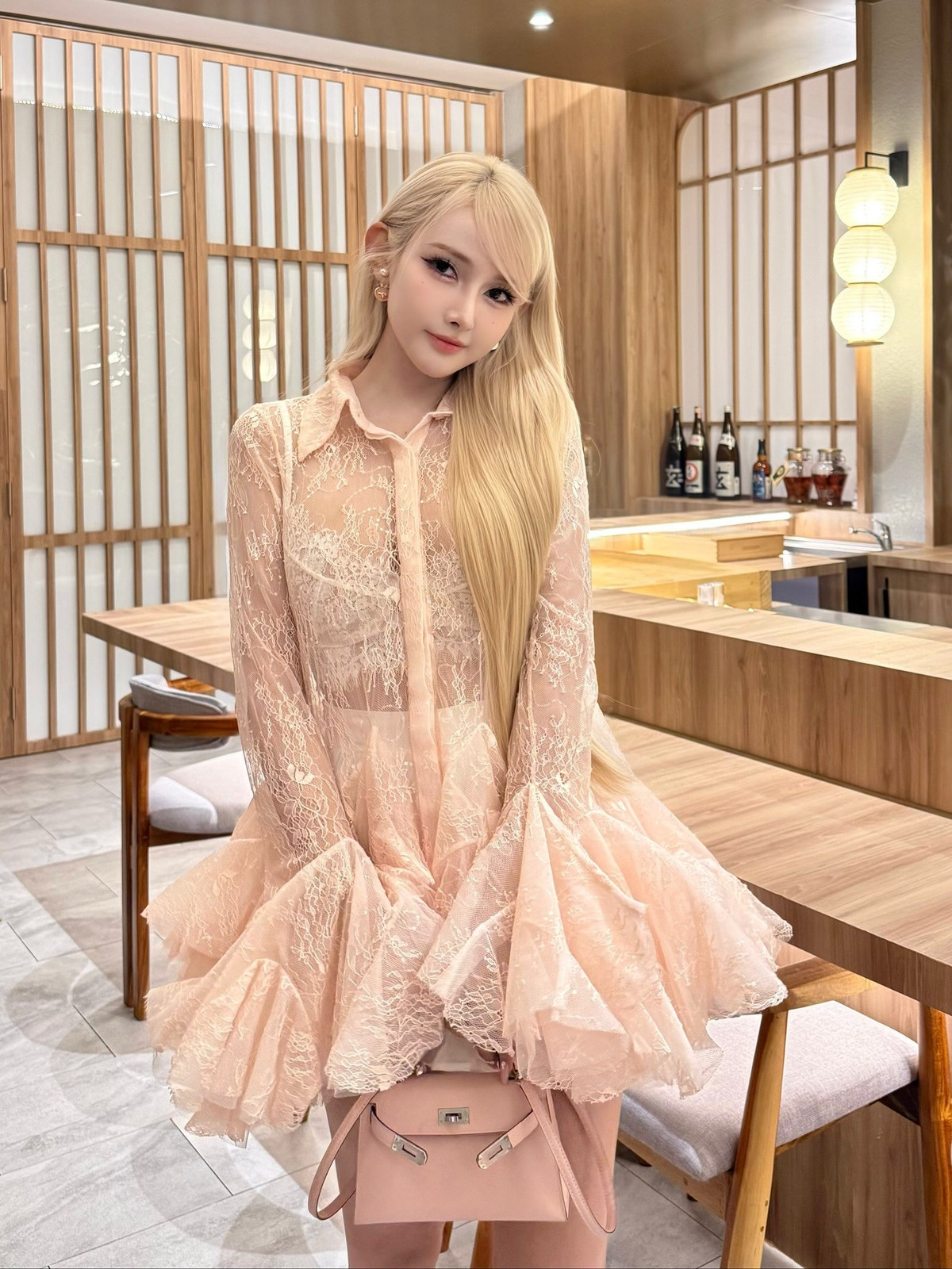 Trên Instagram, cô sở hữu hơn 904.000 người theo dõi và thường xuyên chia sẻ những hình ảnh về cuộc sống cũng như sự nghiệp DJ của mình. (Ảnh: FBNV)