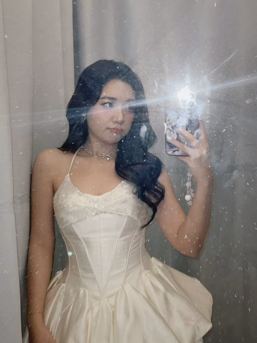 Chiếc vòng cổ choker bản to với họa tiết hình nơ nổi bật, cùng với mái tóc uốn xoăn bồng bềnh và lớp trang điểm nhẹ nhàng, nhấn vào đôi môi đỏ cuốn hút, làm tăng thêm vẻ kiêu sa, lộng lẫy. (Ảnh: IGNV)