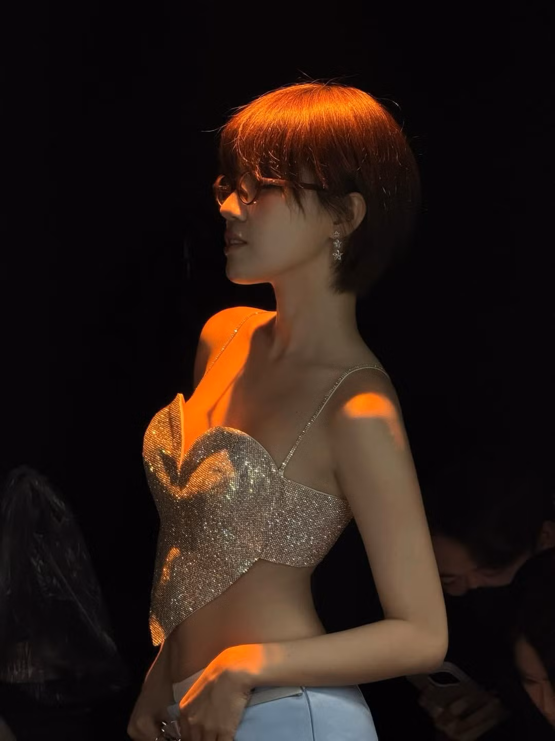 Thời gian gần đây, Pháo thường xuyên xuất hiện với diện mạo đầy táo bạo. Thoát khỏi hình ảnh "công chúa làng Rap" có phần kín đáo trước kia, nữ rapper sinh năm 2003 tự tin lăng xê những thiết kế cắt xẻ mạnh tay, tôn vinh tối đa lợi thế hình thể. (Ảnh: IGNV)