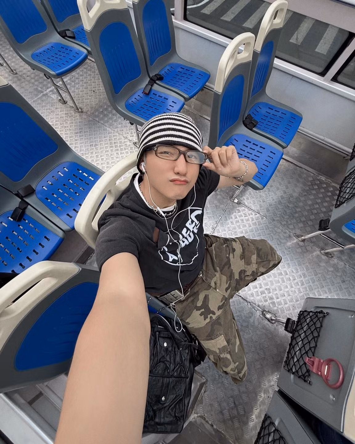 Trong ảnh, nam ca sĩ diện trang phục cá tính với áo thun rách, quần túi hộp và chiếc mũ len kẻ sọc đặc trưng của phong cách mang hơi hướng đường phố. (Ảnh: Facebook M-TP)