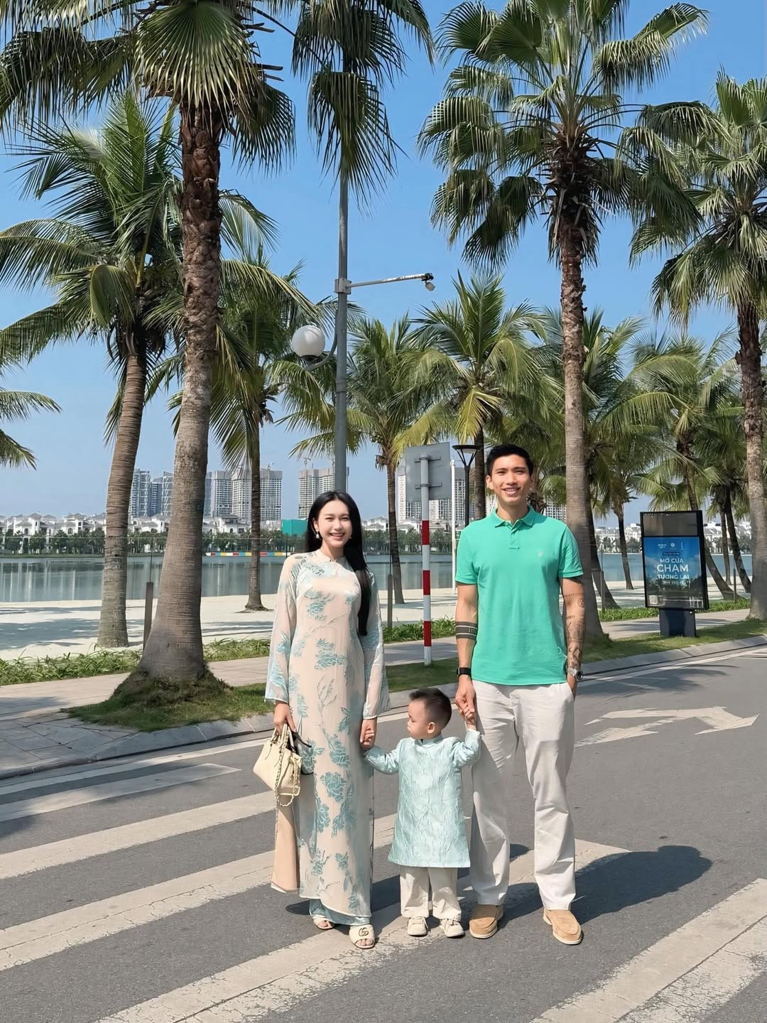 Doãn Hải My vẫn giữ phong độ nhan sắc ngọt ngào, dịu dàng đúng chuẩn nàng thơ. Cô chọn áo dài thanh lịch, khoe visual trong trẻo cùng thần thái nhẹ nhàng. (Ảnh: IG @_doanhaimy)