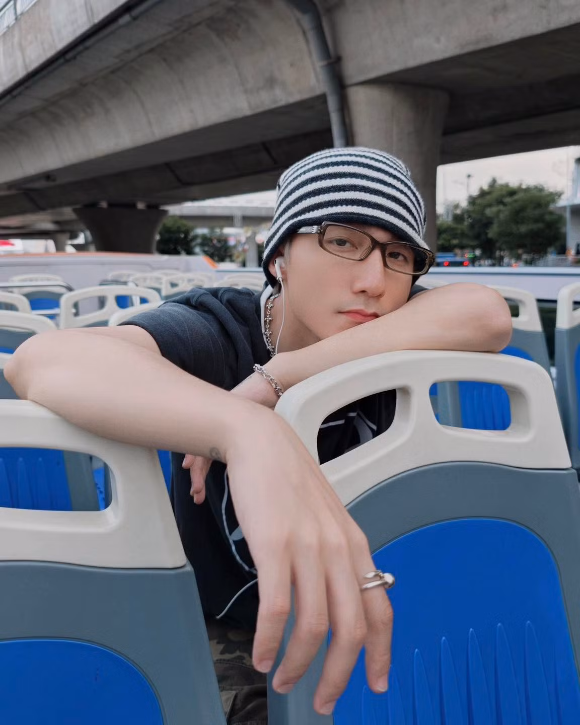 Mới đây, cộng đồng Sky (fandom của Sơn Tùng M-TP) lại được một phen "đứng ngồi không yên" khi nam ca sĩ đăng tải bộ ảnh check-in cực chất trên chiếc xe buýt hai tầng - một trải nghiệm du lịch quen thuộc ở TP HCM. (Ảnh: Facebook M-TP)