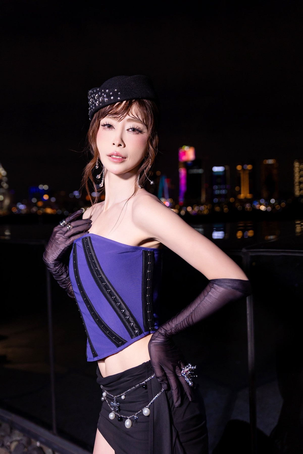 Cô nàng không ngại thử nghiệm những phong cách khác nhau, lúc thì cá tính, mạnh mẽ, lúc lại quyến rũ và đầy nữ tính. (Ảnh: FBNV)