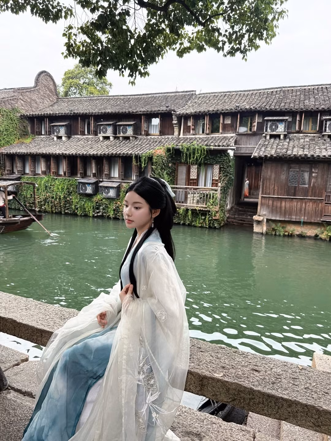 Ô Trấn, còn được gọi là "Venice phương Đông", là một cổ trấn nước có lịch sử hơn 1000 năm tại tỉnh Chiết Giang, Trung Quốc. Nơi đây nổi tiếng với hệ thống kênh đào chằng chịt, những cây cầu đá cổ kính và kiến trúc truyền thống được bảo tồn nguyên vẹn. (Ảnh: IGNV)