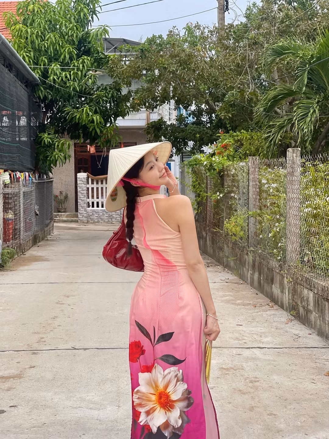 Cô nàng không chỉ khoe nhan sắc rạng rỡ mà còn thể hiện tình yêu với văn hóa Việt qua những bộ trang phục truyền thống và các hoạt động vô cùng thú vị. (Ảnh: IGNV)