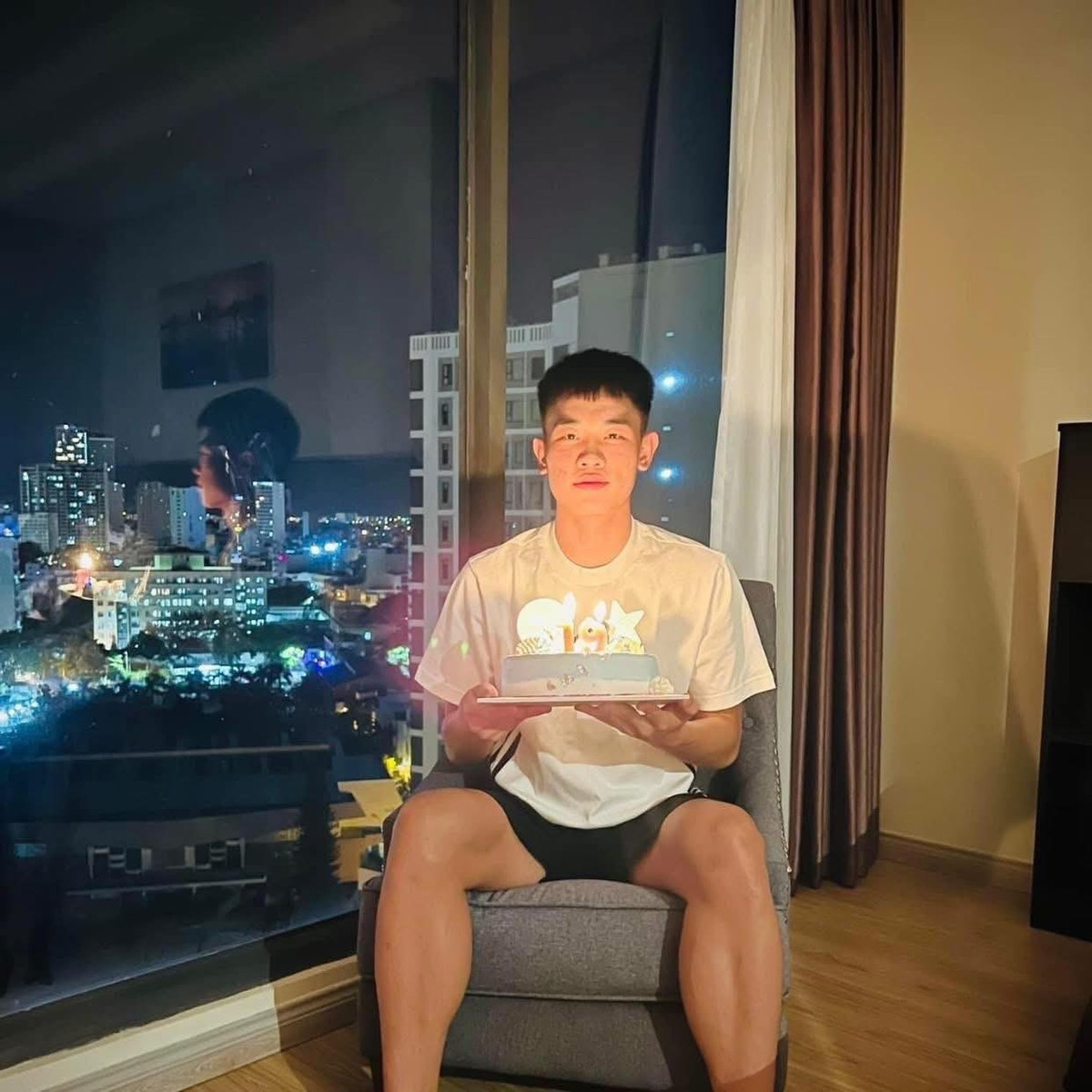 Sau khi giành danh hiệu Cầu thủ xuất sắc nhất giải U23 Đông Nam Á 2025, Đình Bắc đã hút thêm về cho mình lượng fan lớn. Dưới bài đăng ăn mừng chiến thắng của đội tuyển, anh nhận về rất nhiều lời chúc mừng từ người hâm mộ cùng bạn bè, người thân.