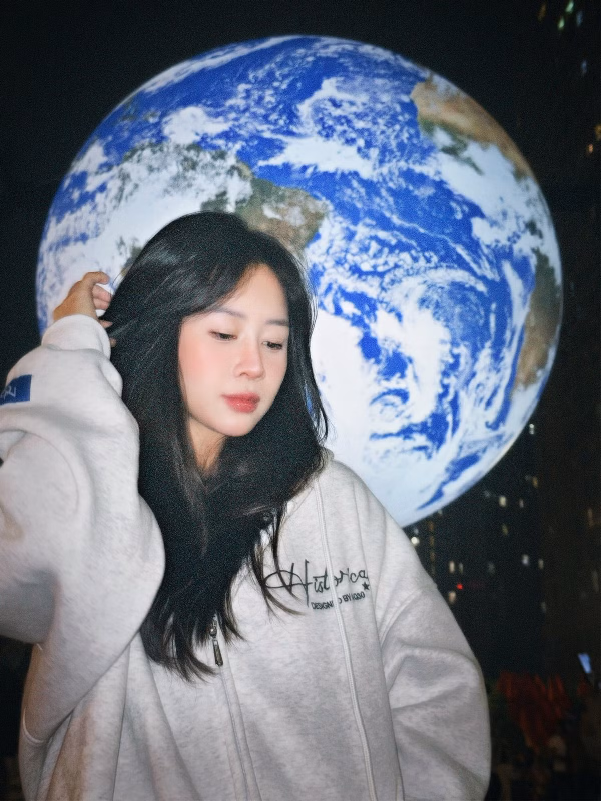 Được biết, đây là tác phẩm mô hình quả địa cầu mang tên Gaia, sử dụng hình ảnh bề mặt Trái Đất độ phân giải 120dpi từ NASA, mang đến trải nghiệm thị giác độc đáo, giúp công chúng trải nghiệm vẻ đẹp của hành tinh. (Ảnh: Lê Chi)