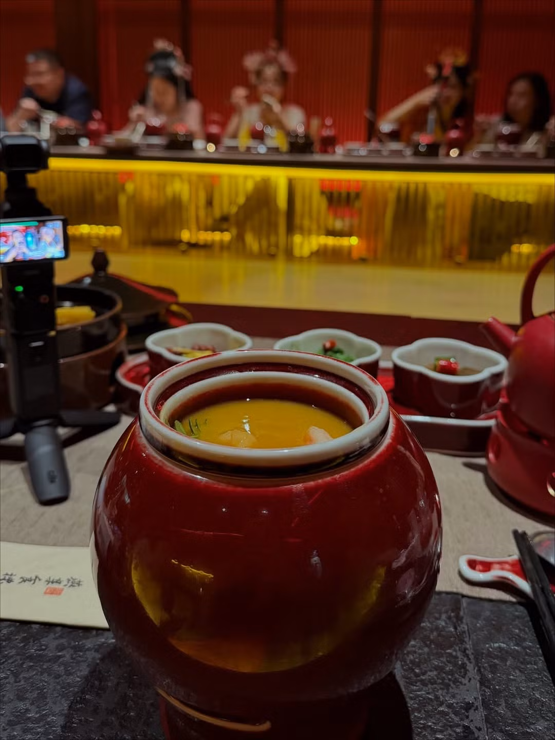 Loạt ảnh này được thực hiện tại một nhà hàng có phong cách trang trí ấm cúng với ánh đèn đỏ lãng mạn, càng tăng thêm không khí lãng mạn và huyền ảo. (Ảnh: IGNV)