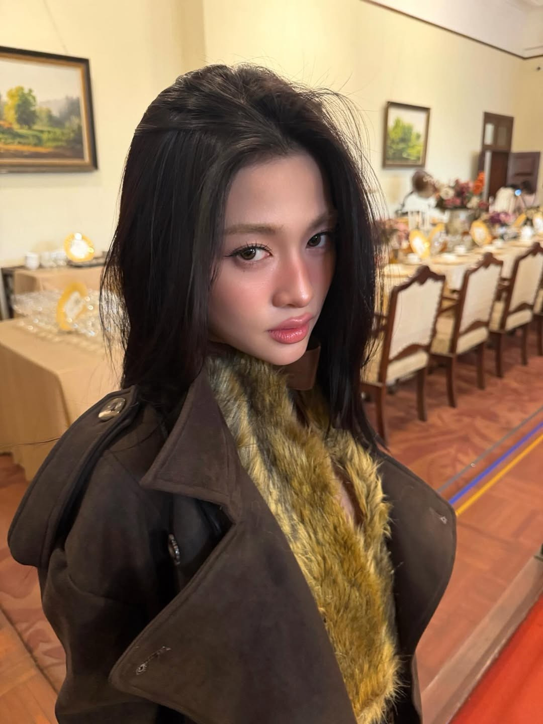 Mới đây, cô nàng sinh năm 2001 này tiếp tục khiến người hâm mộ "đứng ngồi không yên" khi chia sẻ loạt ảnh street style cực kỳ ấn tượng trong trang phục đậm chất Thu Đông. (Ảnh: IGNV)