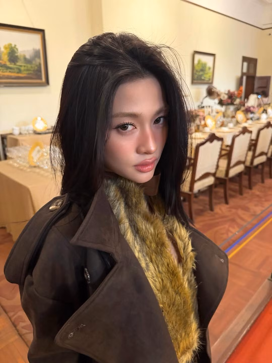 Mới đây, cô nàng sinh năm 2001 này tiếp tục khiến người hâm mộ "đứng ngồi không yên" khi chia sẻ loạt ảnh street style cực kỳ ấn tượng trong trang phục đậm chất Thu Đông. (Ảnh: IGNV)