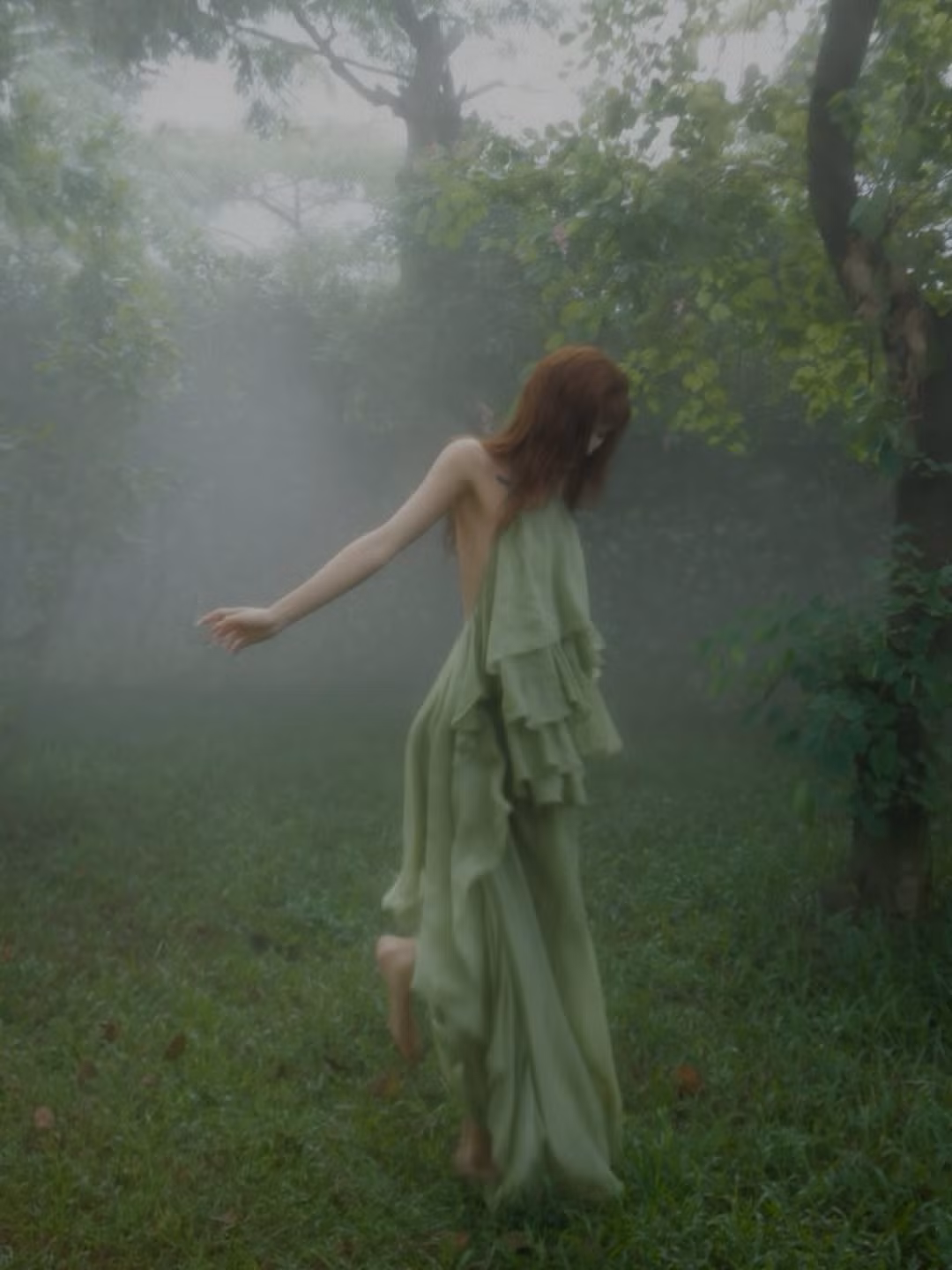 Mái tóc dài màu nâu đỏ bồng bềnh cùng phần mái ngố đã trở thành thương hiệu, kết hợp với phong cách trang điểm nhẹ nhàng, nhấn vào đôi mắt sắc sảo, tạo nên vẻ đẹp ma mị và không kém phần cuốn hút. (Ảnh: IGNV)