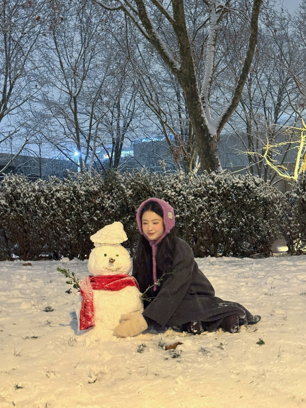 Ánh đèn vàng rực rỡ của biểu tượng nước Pháp hòa quyện cùng sắc trắng của tuyết tạo nên một khung cảnh lung linh như được cắt ra từ một bộ phim điện ảnh lãng mạn. (Ảnh: IGNV)