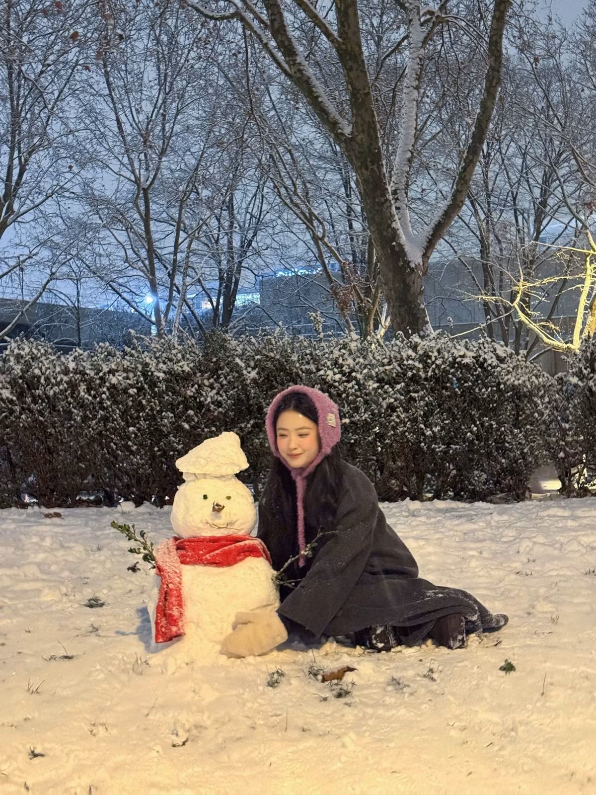 Ánh đèn vàng rực rỡ của biểu tượng nước Pháp hòa quyện cùng sắc trắng của tuyết tạo nên một khung cảnh lung linh như được cắt ra từ một bộ phim điện ảnh lãng mạn. (Ảnh: IGNV)