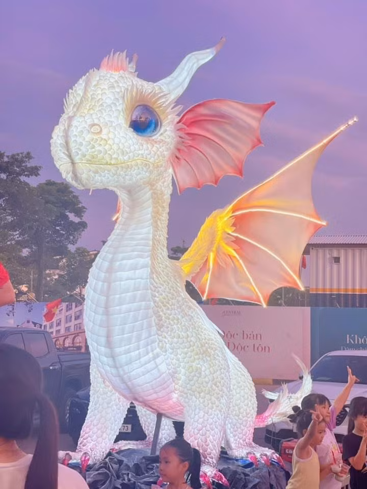 Mỗi dịp Tết Trung thu về, các mô hình đèn lồng khổng lồ, được trang trí công phu và rực rỡ, luôn là tâm điểm thu hút sự chú ý và hào hứng của người dân, đặc biệt là tại các thành phố lớn. (Ảnh: Tổng hợp)