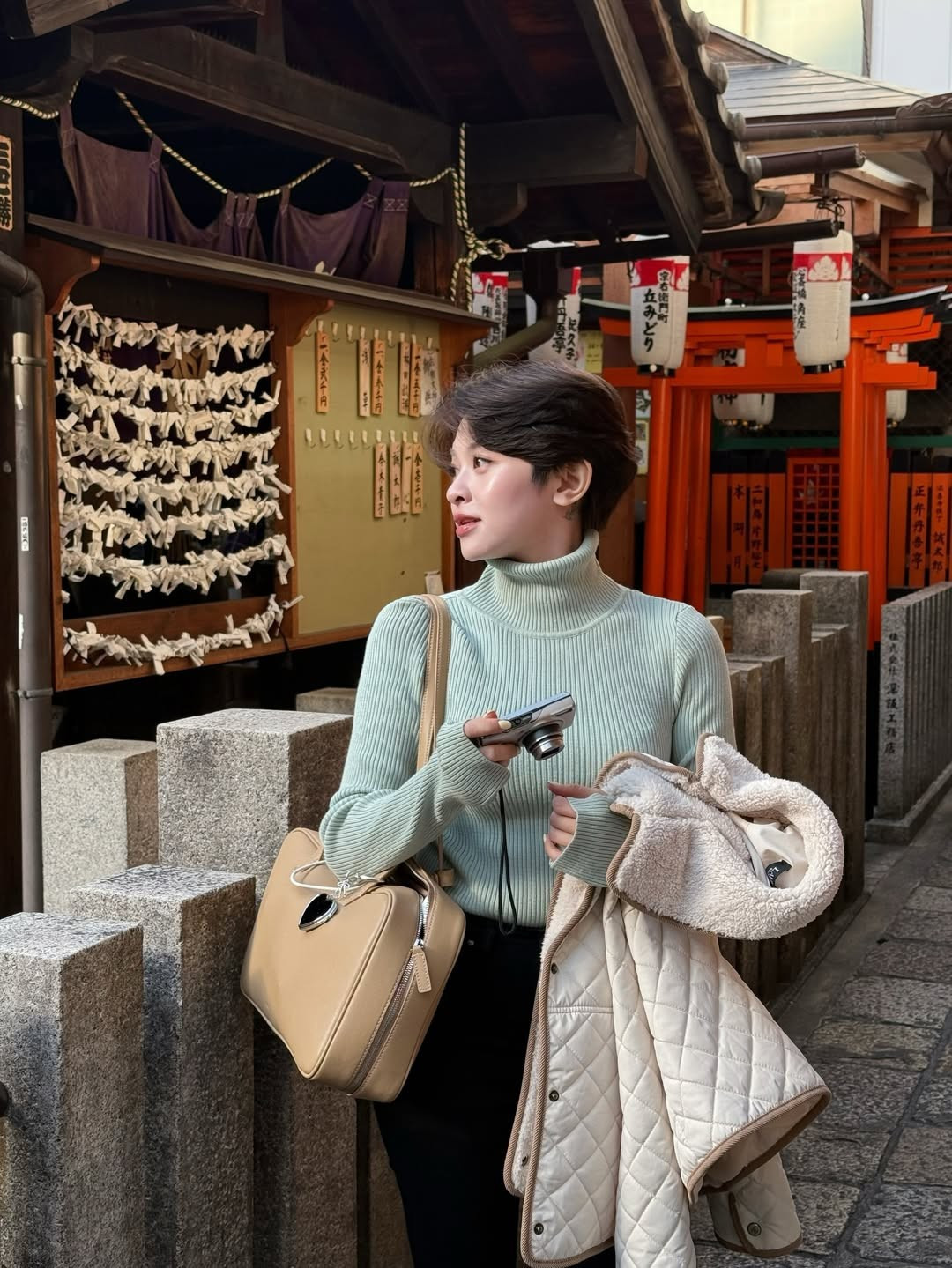 Cô sở hữu lượng người theo dõi khủng trên cả TikTok và Instagram, được yêu mến bởi gương mặt xinh đẹp, thần thái cuốn hút và đặc biệt là mái tóc tém cá tính đã gắn bó hơn 10 năm. (Ảnh: IGNV)