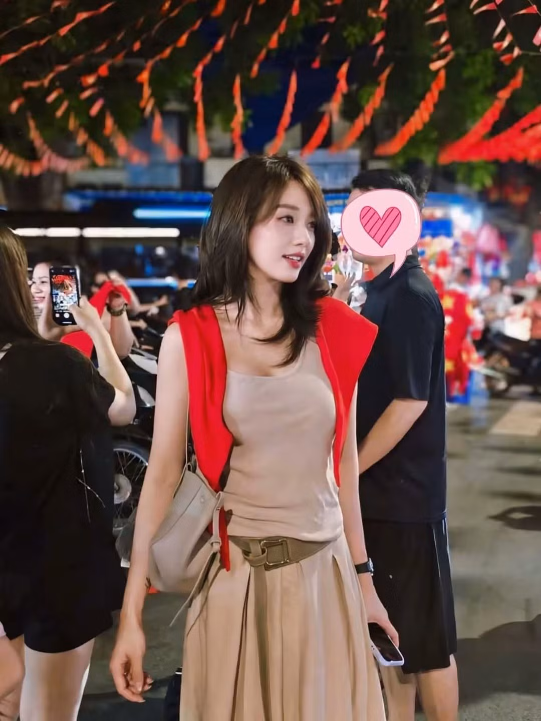 Trên trang cá nhân của mình, Hà Kim cũng đăng tải những khoảnh khắc khác khi cô nàng hòa mình cùng dòng người để đi xem buổi hợp luyện. (Ảnh: FBNV)