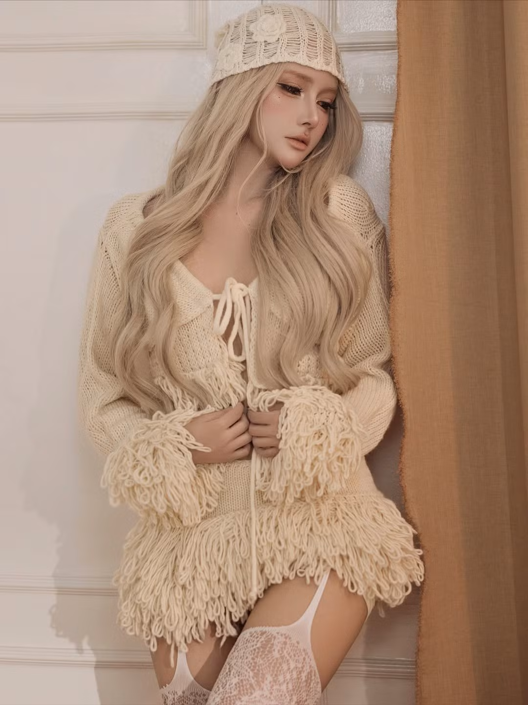 Để hoàn thiện hình ảnh "nàng thơ mùa đông", Jenny Yến đội chiếc mũ len thủ công cùng tông màu và phối cùng đôi tất ren trắng cao qua gối. (Ảnh: IGNV)