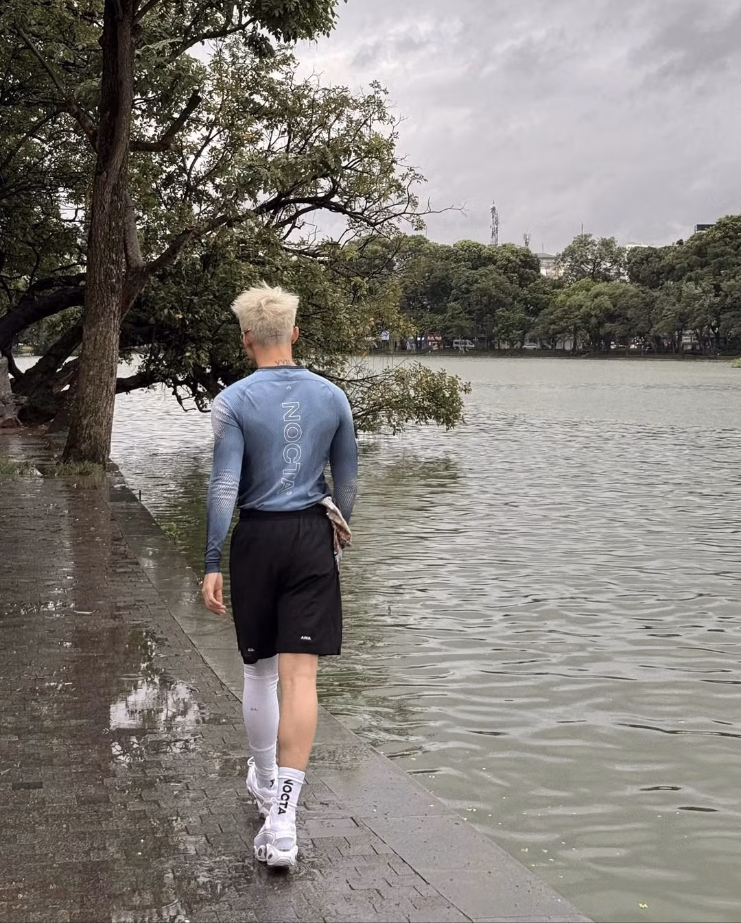 Khoảnh khắc nam ca sĩ cầm trên tay chiếc kính râm và khoe trọn vẻ đẹp lãng tử cùng mái tóc bạch kim tạo nên những bức hình chất lượng như một bộ ảnh thời trang ấn tượng.