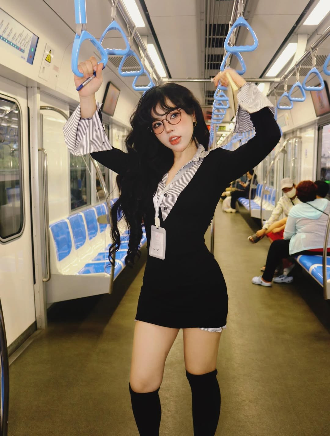 Trên trang cá nhân, Bảo Khuyên vừa chia sẻ những khung hình mới nhất kèm dòng trạng thái đầy khiêm tốn nhưng không kém phần hài hước: "Cô thư ký tan ca làm với lương 5 triệu 1 tháng". Ngay lập tức, bài viết đã thu về hàng ngàn lượt tương tác. (Ảnh: IGNV)