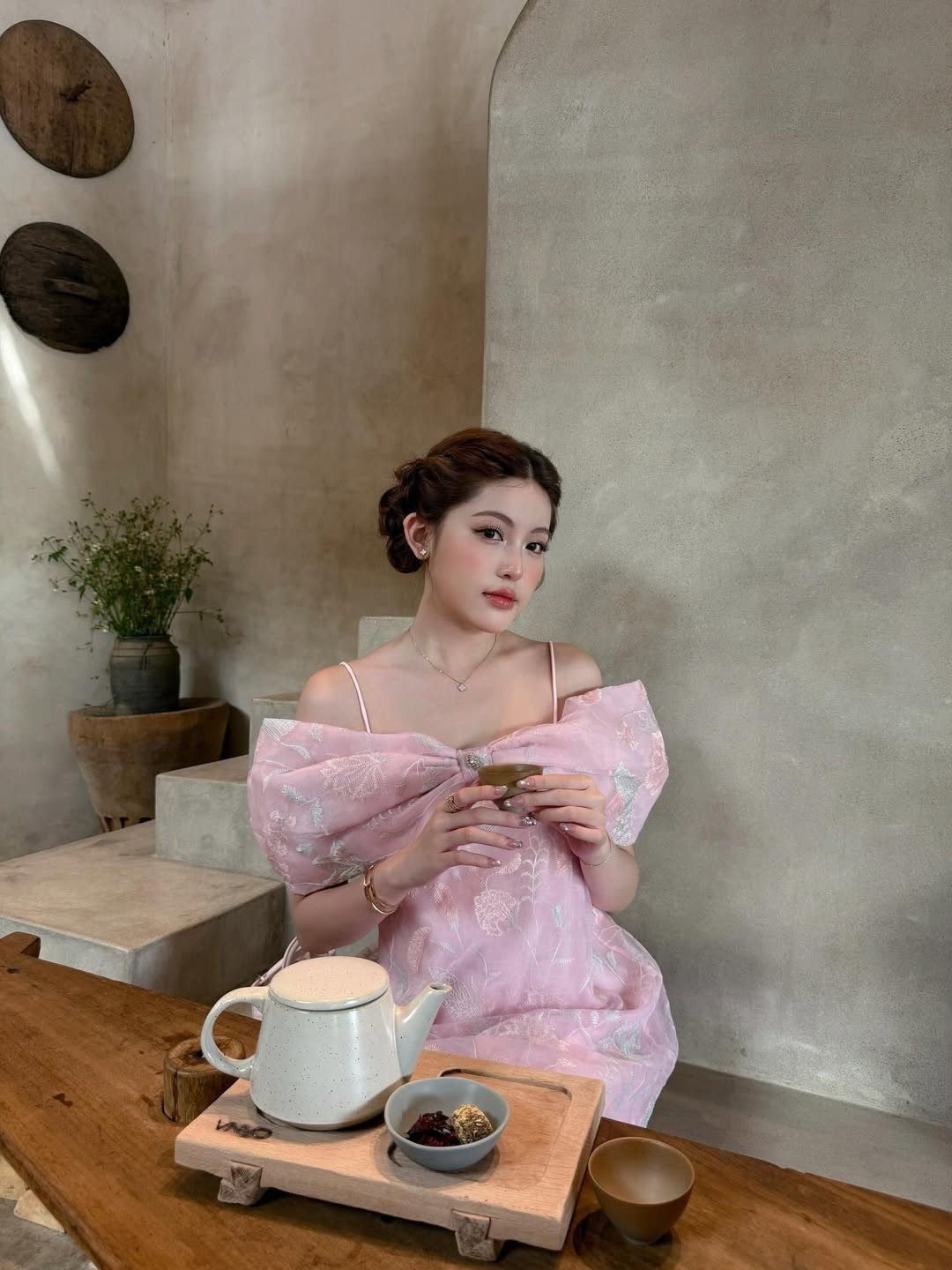 Trong bộ ảnh, Tăng Mỹ Hàn lựa chọn phong cách nữ tính quen thuộc nhưng không kém phần sang trọng. (Ảnh: IGNV)