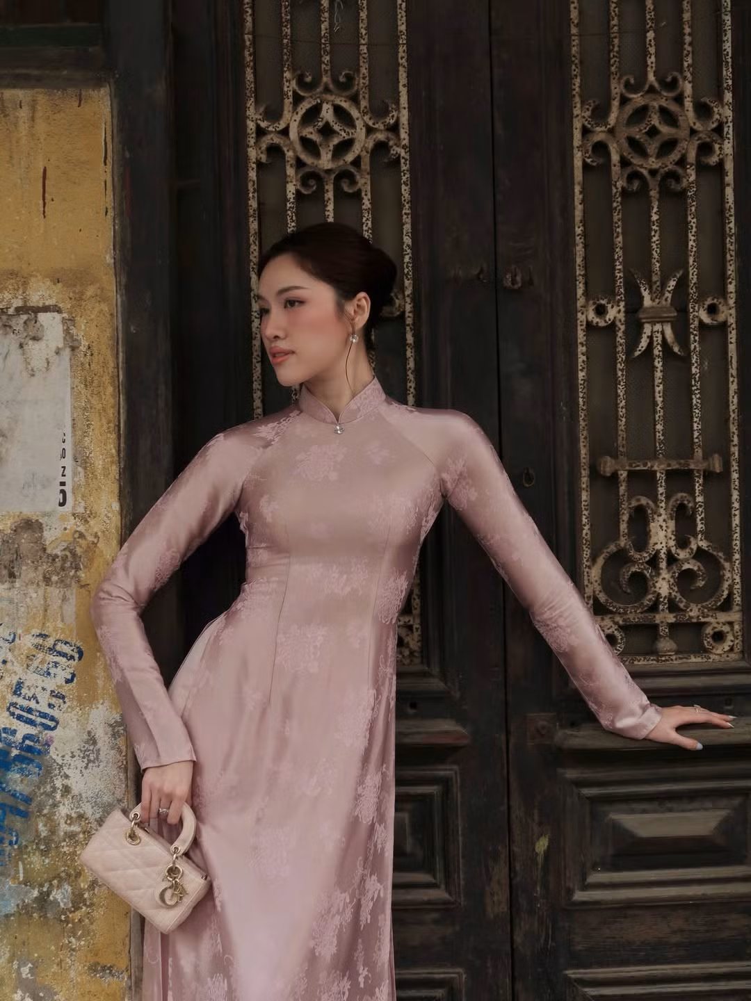 Khép lại một năm 2025 đầy ắp thành công, sự xuất hiện của Thanh Thanh Huyền trong tà áo dài giữa lòng Hà Nội những ngày đầu năm 2026 như một quãng nghỉ bình yên, hứa hẹn cho một năm 2026 rực rỡ hơn nữa. (Ảnh: IGNV)