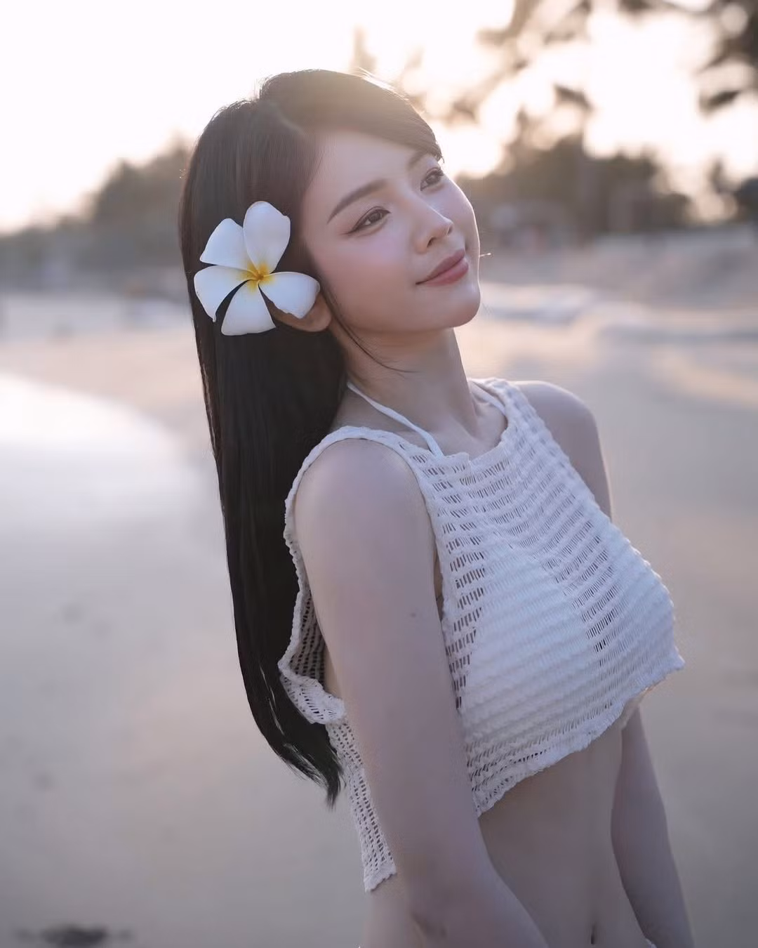 Không quá hở hang nhưng vẫn cực kỳ thu hút, phong cách này cho thấy gu thời trang ngày càng lên hạng của Mie: tinh tế, phóng khoáng nhưng vẫn giữ được nét nữ tính rất riêng.