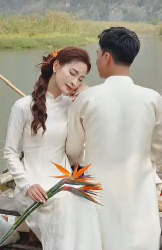 Trước đó, cặp đôi cũng từng úp mở về những khoảnh khắc hậu trường chụp ảnh cưới. Chính vì vậy, nhiều người hâm mộ tin rằng đây là một trong những concept ảnh cưới của cặp đôi trai tài gái sắc này. (Ảnh: FBNV)