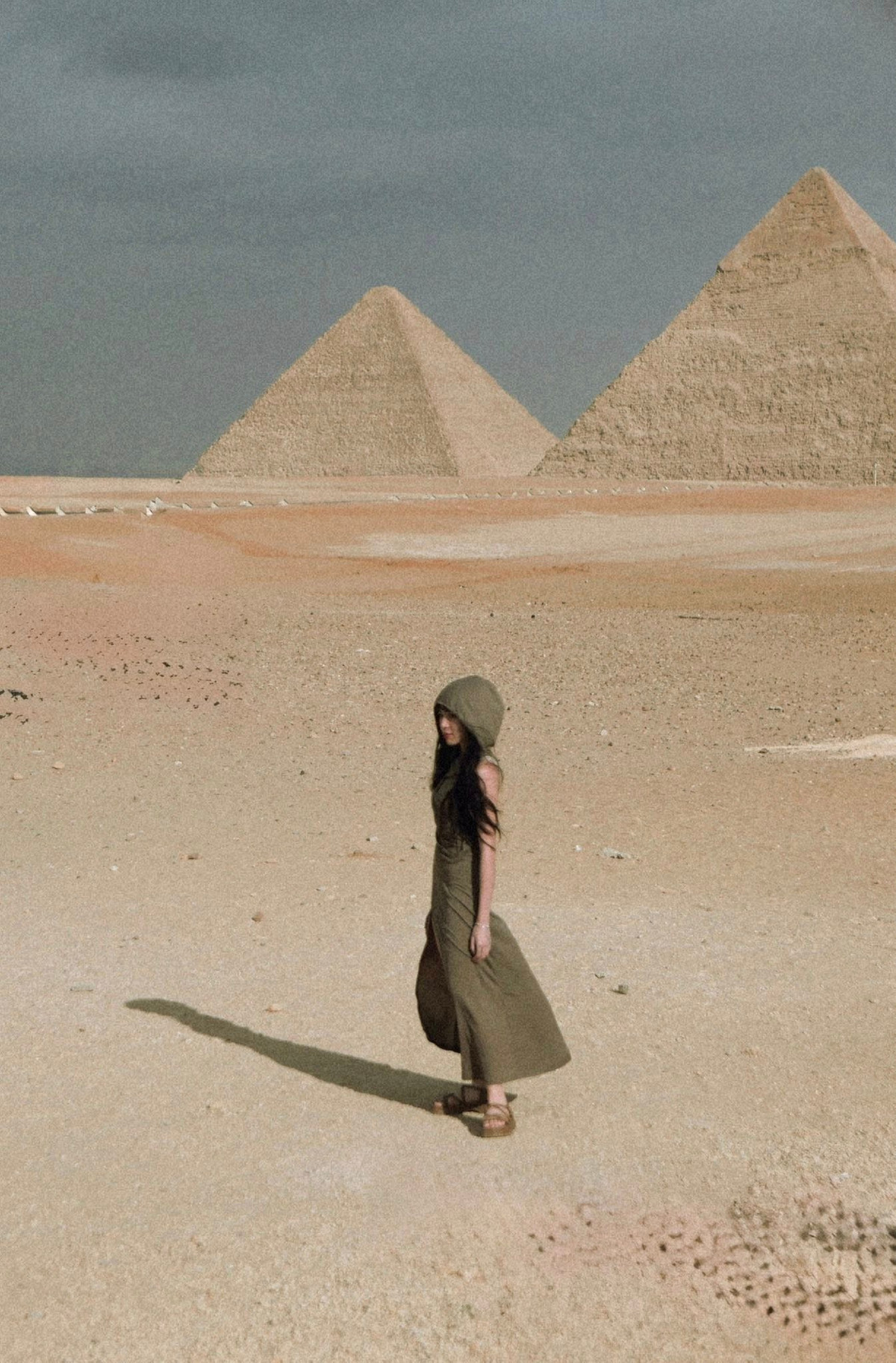 Khánh Vân cho biết, Kim tự tháp Giza là địa điểm cô khao khát được đặt chân đến nhất trong chuyến đi lần này. Để hiện thực hóa ước mơ, nữ diễn viên đã không tiếc công sức và tiền bạc: “Tui đã bỏ gần 100 triệu cho chuyến đi này cùng với 2 ngày bay, cả chuyến quốc tế lẫn chuyến nội địa”. (Ảnh: IGNV)