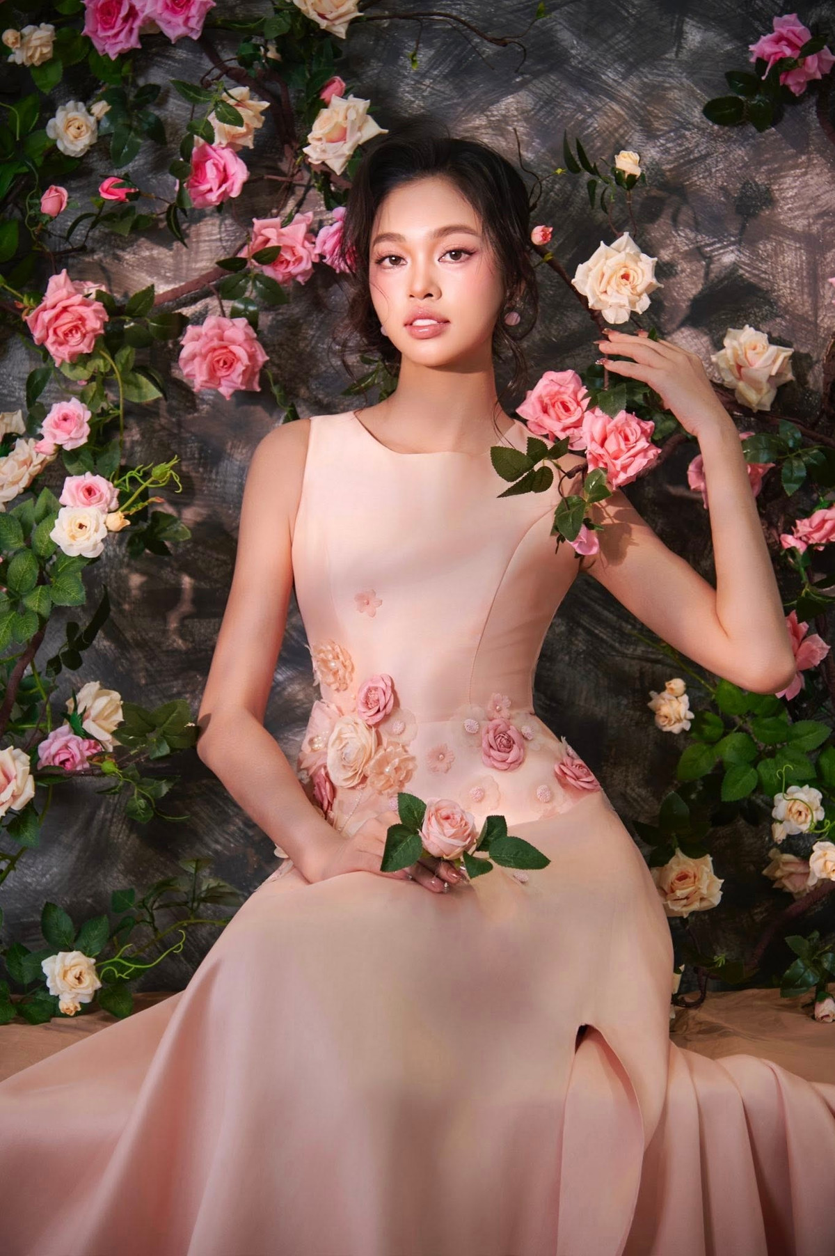 Nhờ gương mặt xinh xắn, vóc dáng nổi bật cùng sự tài năng, thông minh, người đẹp Nguyễn Thảo Liên từng xuất sắc giành ngôi vị Hoa khôi tại cuộc thi Miss &amp; Mister Hà Nội năm 2023. (Ảnh: FBNV)