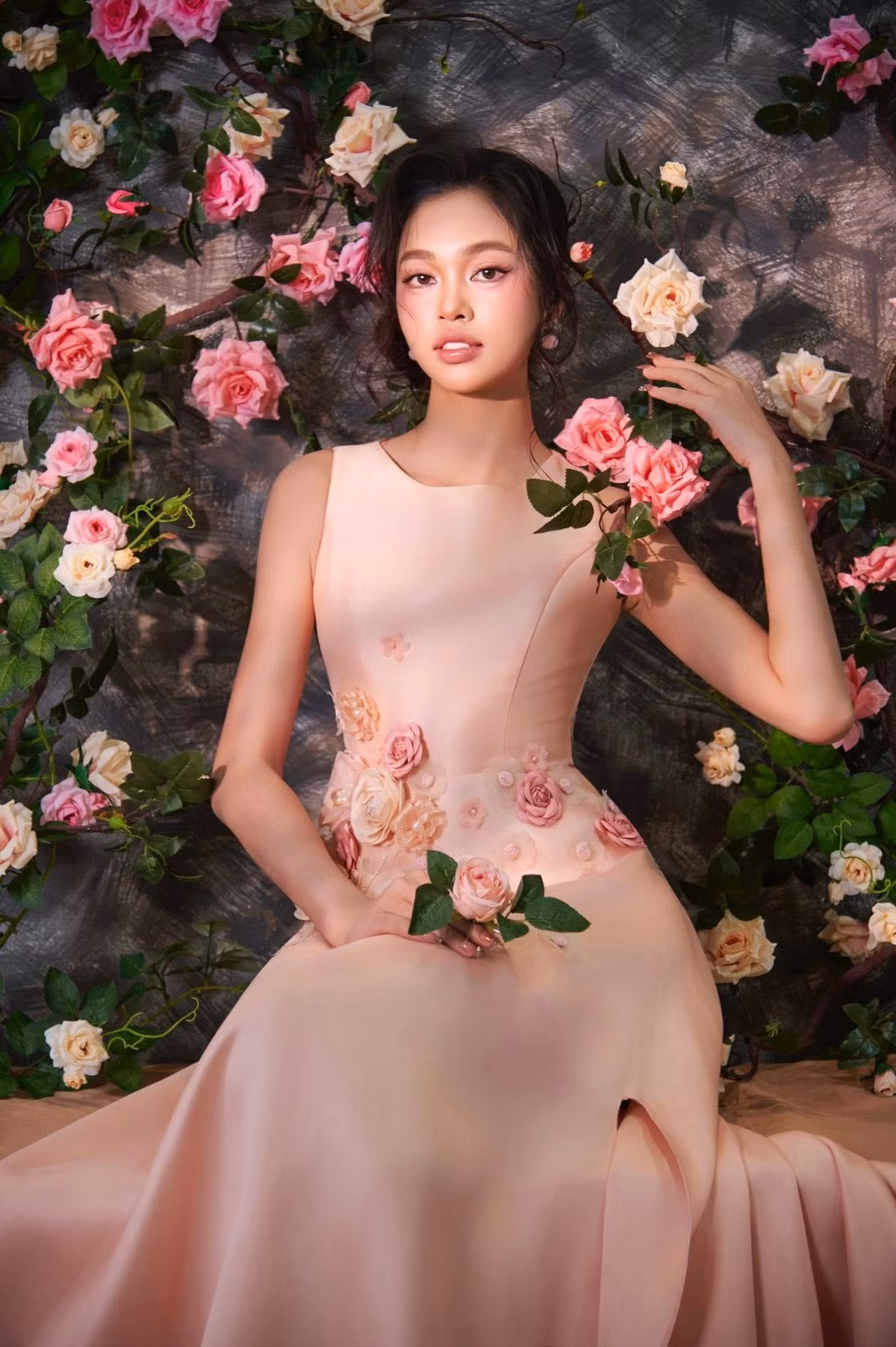 Nhờ gương mặt xinh xắn, vóc dáng nổi bật cùng sự tài năng, thông minh, người đẹp Nguyễn Thảo Liên từng xuất sắc giành ngôi vị Hoa khôi tại cuộc thi Miss &amp; Mister Hà Nội năm 2023. (Ảnh: FBNV)