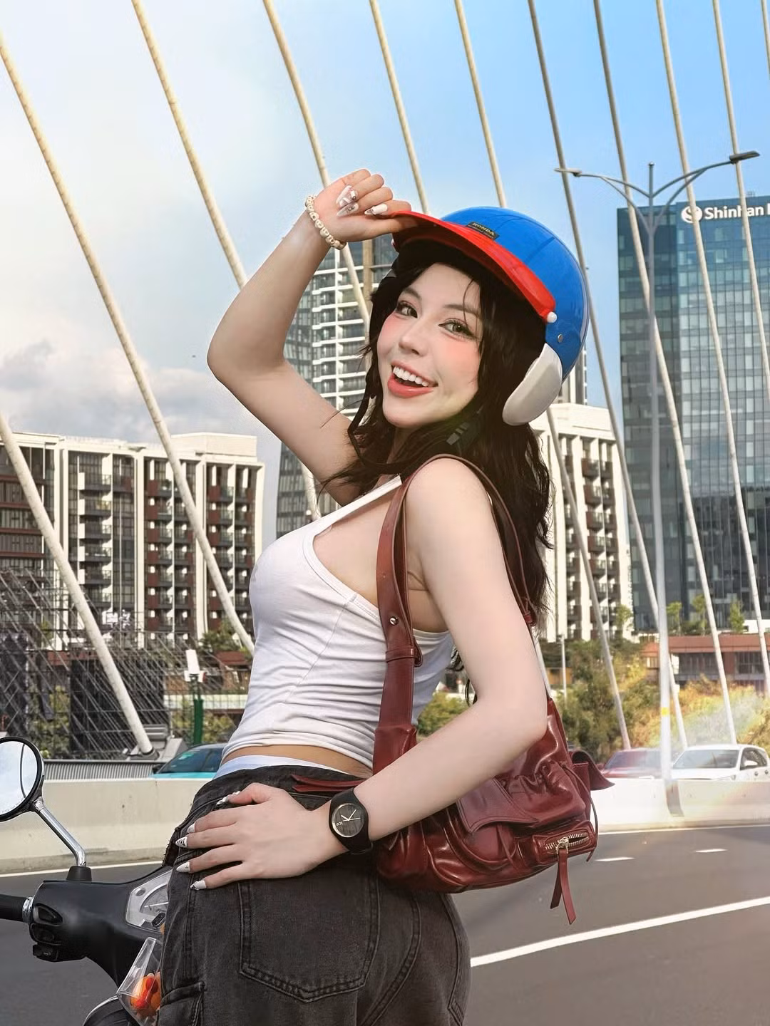 Ngay sau khi đăng tải, những hình ảnh này đã nhận được vô số lượt tương tác và bình luận khen ngợi từ cộng đồng mạng: "Da trắng như tuyết tóc đen như gỗ mun hình như đây là câu nói để miêu tả công túa Bảo Khuyên"...(Ảnh: IGNV)